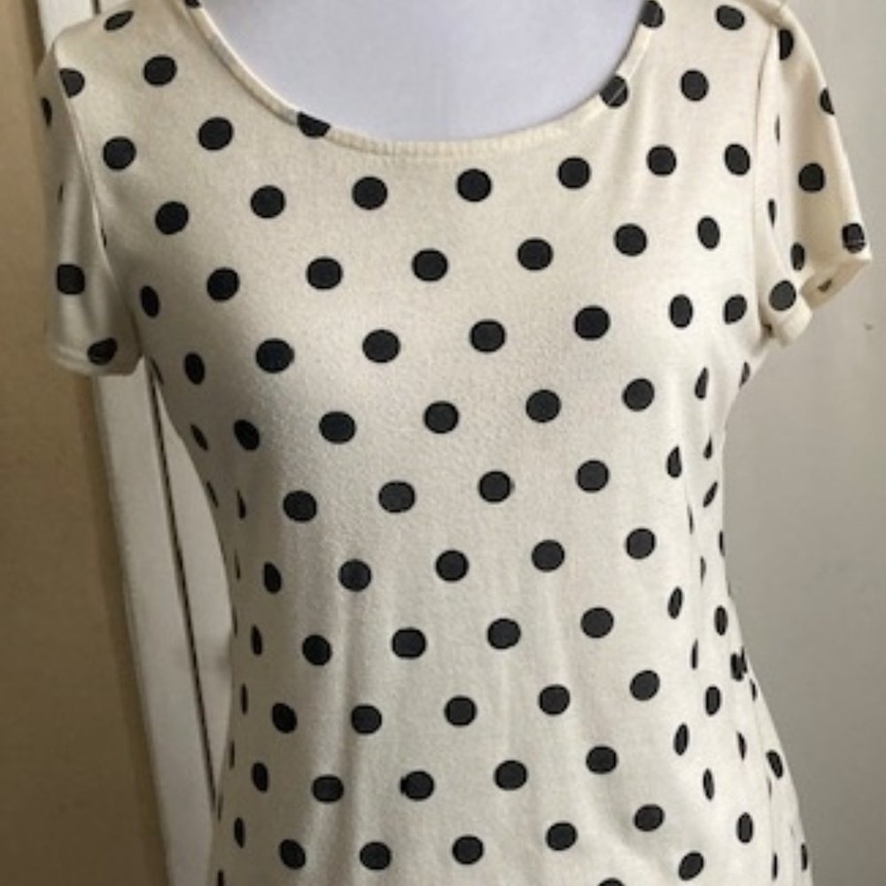 FOREVER 21-SIZE M- BLK & WHT POLKA DOT.
